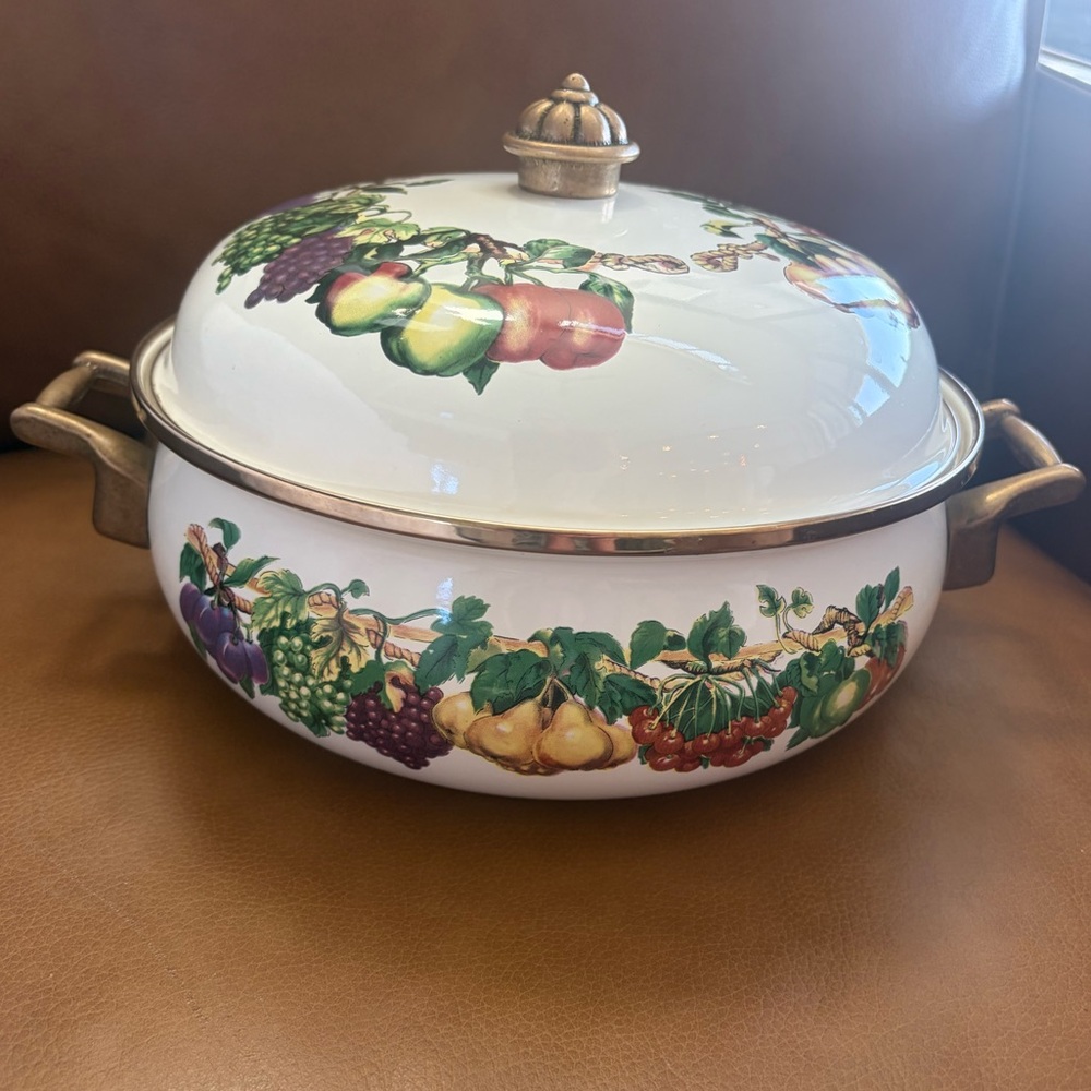 Amazing Vintage Kensington Garden Dutch Oven in great Condition. 10”x 4”.